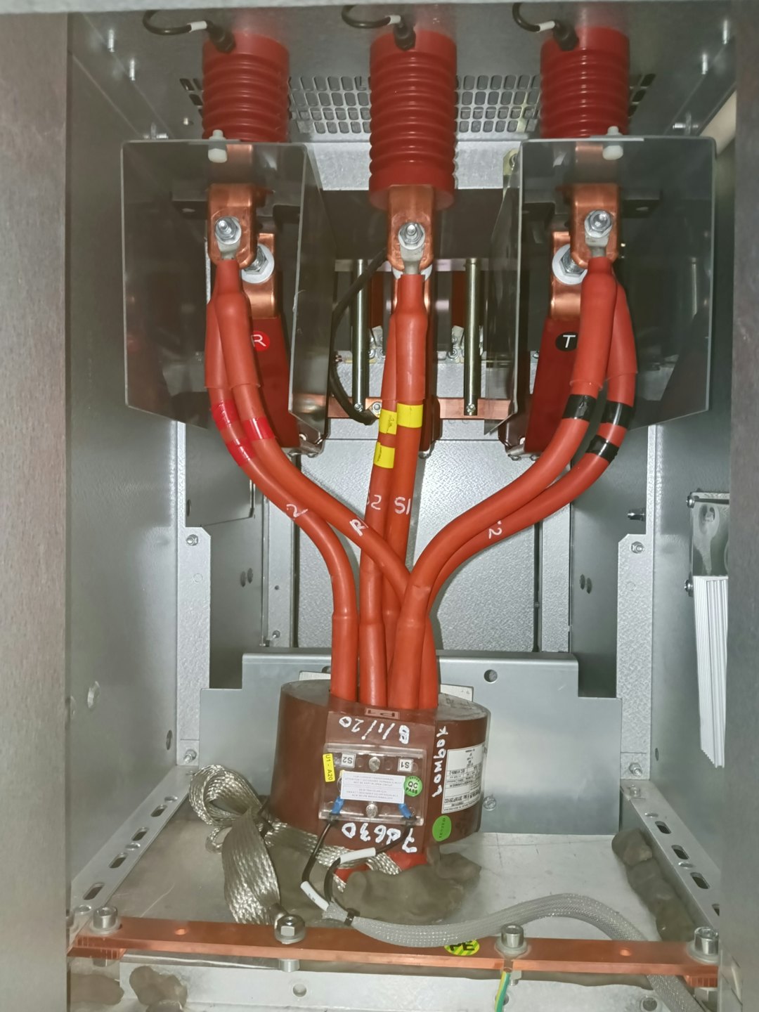 Instalacja elektryczna i podzespoły w szafie przemysłowej.