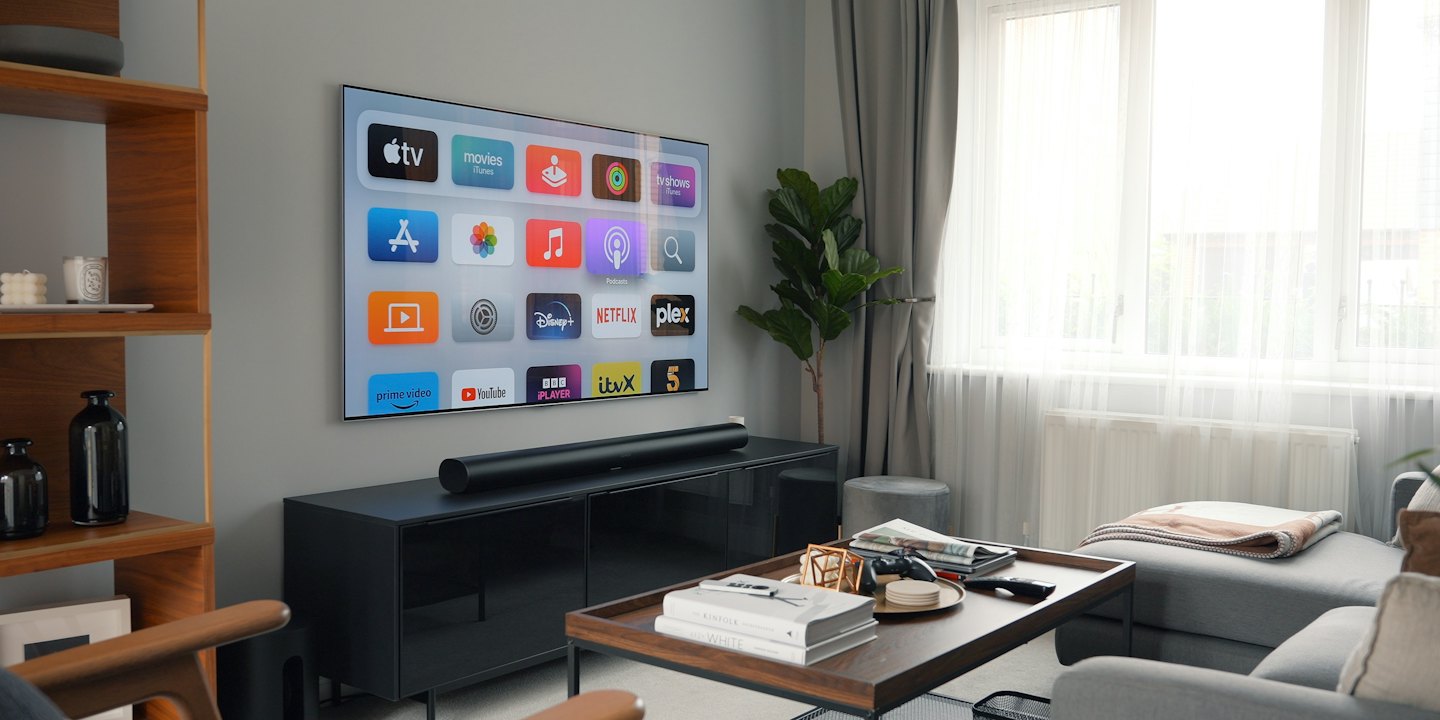 Nowoczesny salon z telewizorem Smart TV nad szafką RTV.